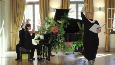 Un Pianoforte, un cane, una pulce e una bambina